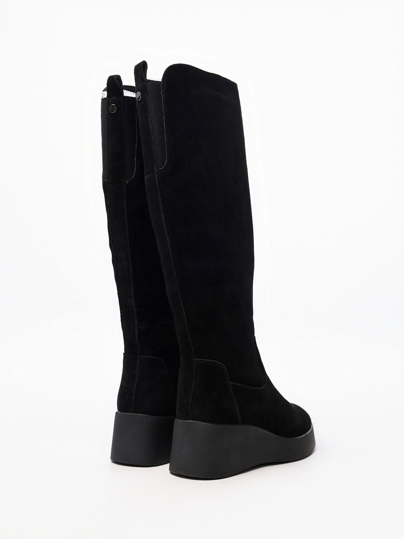 Сапоги черного цвета из натуральной замши на высокой платформе